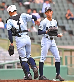 智弁和歌山－神院大付　４回裏智弁和歌山１死、智弁和歌山に２点目を許して肩を落とす神院大付の浅中（右）（撮影・斎藤雅志）