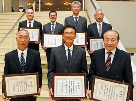 感謝状を受けた（左上から時計回りに）花尾睦明氏、富浜久詞氏、高嶋誉志氏、村上雅俊氏、加藤賢治氏、石原康司氏、大野哲氏＝明石市民会館