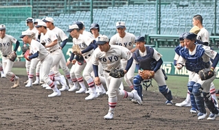 グラウンドへ勢いよく駆け出す東洋大姫路の選手たち＝１３日午前、西宮市の甲子園球場（撮影・風斗雅博）
