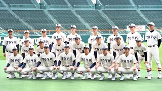 練習前の記念撮影に臨む東洋大姫路の選手たち＝１３日午前、西宮市の甲子園球場（撮影・風斗雅博）