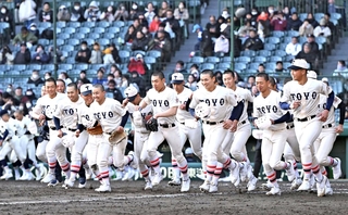 １回戦を突破し、スタンドへ駆け出す東洋大姫路の選手たち＝２０日午後、甲子園球場（撮影・大田将之）