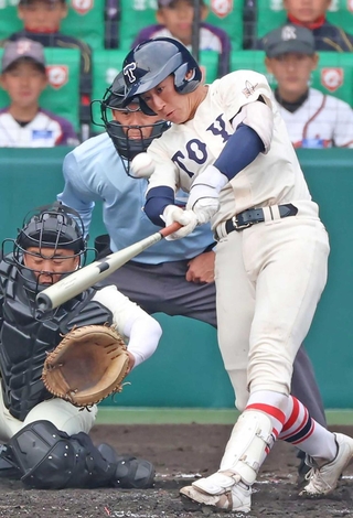 東洋大姫路-広島商　２回裏東洋大姫路２死、桒原が左翼フェンス直撃の二塁打を放つ（撮影・笠原次郎）