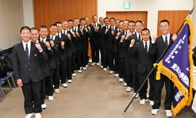 センバツ出場の東洋大姫路、「優勝へ一丸」 明石で選抜旗授与式