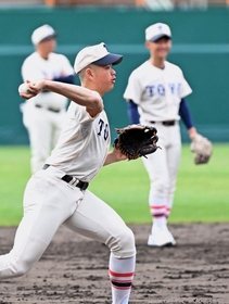 守備練習に取り組む東洋大姫路の選手たち＝１３日午前、西宮市の甲子園球場（撮影・風斗雅博）