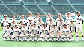 練習前の記念撮影に臨む東洋大姫路の選手たち＝１３日午前、西宮市の甲子園球場（撮影・風斗雅博）