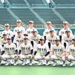 練習前の記念撮影に臨む東洋大姫路の選手たち＝１３日午前、西宮市の甲子園球場（撮影・風斗雅博）