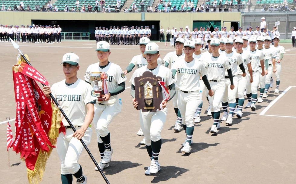 高校野球８月６日開会式ネット裏グリーンシート通路側２連番 第92回熱闘裏甲子園”が開幕！ネット裏の住人・8号門クラブを追う