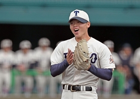 智弁和歌山-東洋大姫路　１回のピンチを併殺で切り抜け、グラブをたたいて喜ぶ東洋大姫路の木下（撮影・風斗雅博）