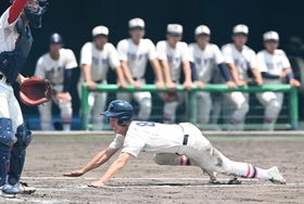 智弁和歌山-東洋大姫路　３回裏東洋大姫路１死三塁、高田の一塁ゴロの間に三走・木本がヘッドスライディングでホームに飛び込み、１ー０とする（撮影・風斗雅博）