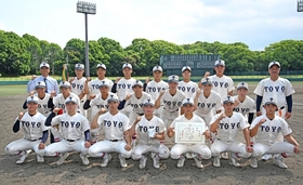 智弁和歌山に勝利し、優勝を果たした東洋大姫路の選手たち＝１日午後、奈良県橿原市のさとやくスタジアム（撮影・風斗雅博）