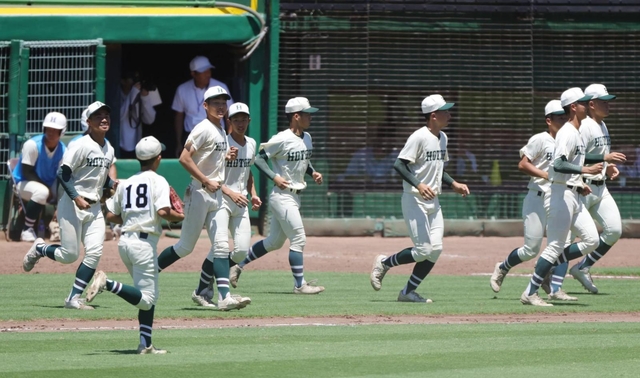 第86回全国高校野球選手権大会兵庫大会参加賞2004年 前年覇者・報徳がコールド勝ちで決勝進出 二回の集中打で逆転