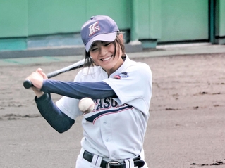 ２回戦の明石商戦を前に笑顔でノッカーを務めた北須磨の林礼菜＝明石トーカロ球場