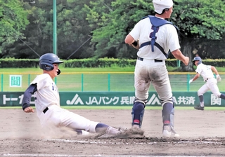 育英－西宮北・西宮苦楽園　６回裏育英２死二塁、生還する高木（手前）と適時打を放った佐伯（右奥）＝明石トーカロ