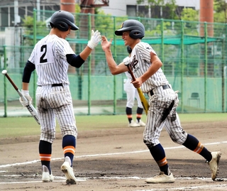 甲陽－姫路　６回表姫路２死三塁、太田の中前打で生還した永井が大沢（２）とタッチを交わす＝Ｇ７スタジアム神戸