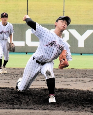 網干－長田　８安打で完封した網干のエース長久＝姫路市ウインク