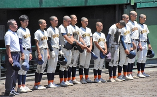 明石商－伊川谷　敗退し、ベンチ前に整列する伊川谷の選手ら＝明石トーカロ