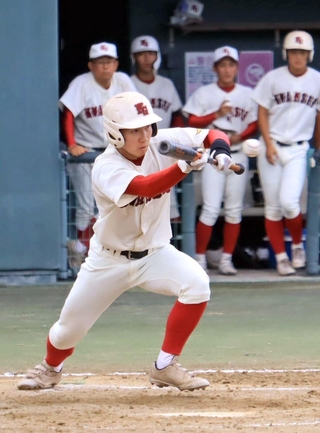 神戸第一－関学　３回表関学１死一、三塁、蔵前がスクイズを決めて先制する＝三田市神姫バスキッピー