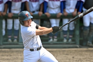 滝川第二－西脇　３回裏滝川第二１死一、二塁、薗が右中間へ２点適時二塁打を放ち、４-１とリードを広げる＝明石トーカロ（撮影・風斗雅博）