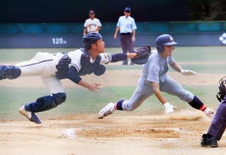 三田学園－飾磨　６回裏飾磨２死二塁、竹田の左前打から碇が本塁を突くもタッチアウト＝三田市神姫バスキッピー