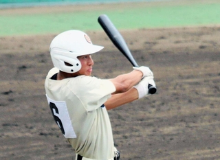 網干－小野　４回表小野２死一、三塁、丹野が右中間へ２点二塁打を放つ＝姫路市ウインク