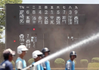 今夏を最後に姿を消す手書きスコアボード＝１０日、高砂球場