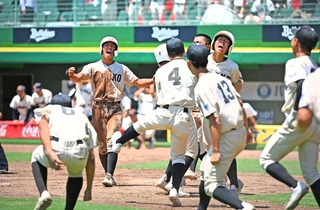 三田学園－小野　９回裏小野２死満塁、代打松井の三塁強襲安打でサヨナラ勝ちし、雄たけびを上げる選手たち＝ほっともっと神戸（撮影・大田将之）