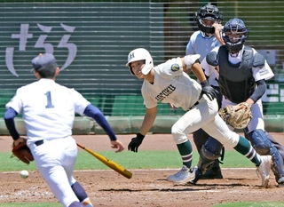 報徳－神港学園　５回裏報徳１死三塁、藤本がスクイズを決め、７-１と突き放す＝ほっともっと神戸（撮影・笠原次郎）