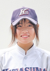 ２回戦の明石商戦を前に笑顔でノッカーを務めた北須磨の林礼菜＝明石トーカロ球場