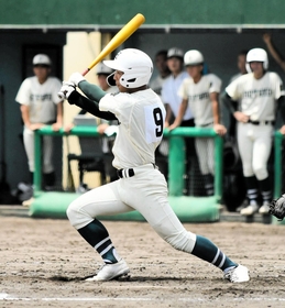 報徳－尼崎小田　８回裏報徳１死一、三塁、丸尾が右犠飛を放ち、リードを３点に広げる＝尼崎市ベイコム