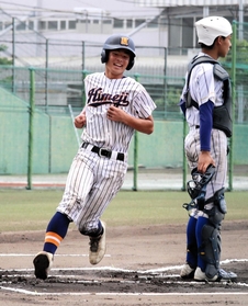 甲陽－姫路　６回表姫路２死三塁、太田の中前打で永井が生還し先制する＝Ｇ７スタジアム神戸