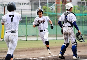 甲陽－姫路　６回表姫路２死一、二塁、井上の内野安打で二走太田が生還し、２－０とする＝Ｇ７スタジアム神戸