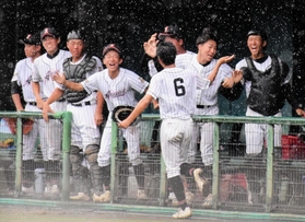 網干－長田　雨の中、１回裏に三浦の２点本塁打で先制し、歓喜に沸く網干ベンチ＝姫路市ウインク