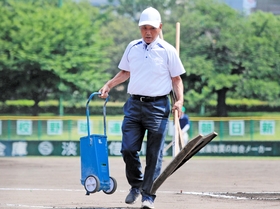 兵庫大会 名将が支える夏 元監督らがグラウンド整備、受付、ごみ回収も