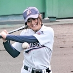 ２回戦の明石商戦を前に笑顔でノッカーを務めた北須磨の林礼菜＝明石トーカロ球場