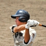 東洋大姫路－高砂　７回表東洋大姫路２死一、三塁、高畑が左前打で９点目を挙げる＝姫路市ウインク