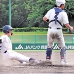 育英－西宮北・西宮苦楽園　６回裏育英２死二塁、生還する高木（手前）と適時打を放った佐伯（右奥）＝明石トーカロ