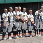 明石商－伊川谷　敗退し、ベンチ前に整列する伊川谷の選手ら＝明石トーカロ