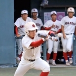神戸第一－関学　３回表関学１死一、三塁、蔵前がスクイズを決めて先制する＝三田市神姫バスキッピー