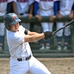 滝川第二－西脇　３回裏滝川第二１死一、二塁、薗が右中間へ２点適時二塁打を放ち、４-１とリードを広げる＝明石トーカロ（撮影・風斗雅博）