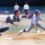 三田学園－飾磨　６回裏飾磨２死二塁、竹田の左前打から碇が本塁を突くもタッチアウト＝三田市神姫バスキッピー