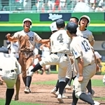 三田学園－小野　９回裏小野２死満塁、代打松井の三塁強襲安打でサヨナラ勝ちし、雄たけびを上げる選手たち＝ほっともっと神戸（撮影・大田将之）