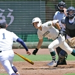 報徳－神港学園　５回裏報徳１死三塁、藤本がスクイズを決め、７-１と突き放す＝ほっともっと神戸（撮影・笠原次郎）