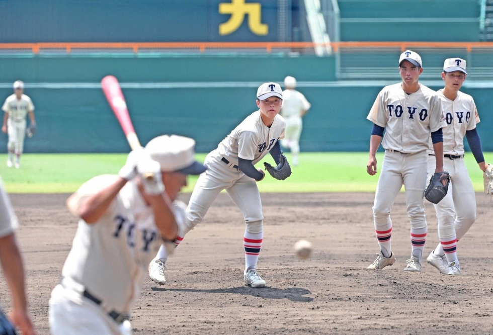 東洋大姫路が甲子園練習 中継プレーや投内連係に汗 5日開幕、夏の全国