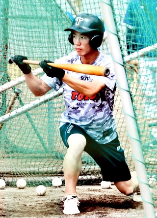 準々決勝に向け、バント練習に励む東洋大姫路の木本＝姫路市の同校グラウンド