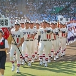 息を合わせて行進する東洋大姫路ナイン＝５日午後、西宮市の甲子園球場（撮影・小林良多）
