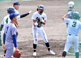 須磨翔風－神戸弘陵　６回表２死満塁から船曳が適時打を放ち、二走の竹山（中央）が生還。２－２の同点に追い付く＝明石トーカロ球場