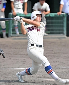 六甲アイランド-神戸国際大付　４回裏神戸国際大付２死一、二塁、川中が適時二塁打を放つ＝明石トーカロ（撮影・大田将之）