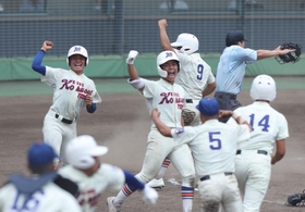 神戸国際大付－彩星工科　１０回、サヨナラ勝ちし、喜ぶ神戸国際大付ナイン＝姫路市ウインク（撮影・丸山桃奈）