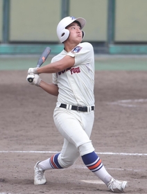 神戸国際大付－彩星工科　１０回裏神戸国際大付１死二、三塁、川中がサヨナラ打を放つ＝姫路市ウインク（撮影・丸山桃奈）