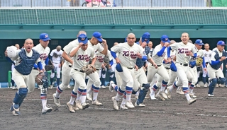 ３-１で金光大阪を破り、スタンドへ駆け出す神戸国際大付の選手たち＝奈良県橿原市のさとやくスタジアム（撮影・大田将之）